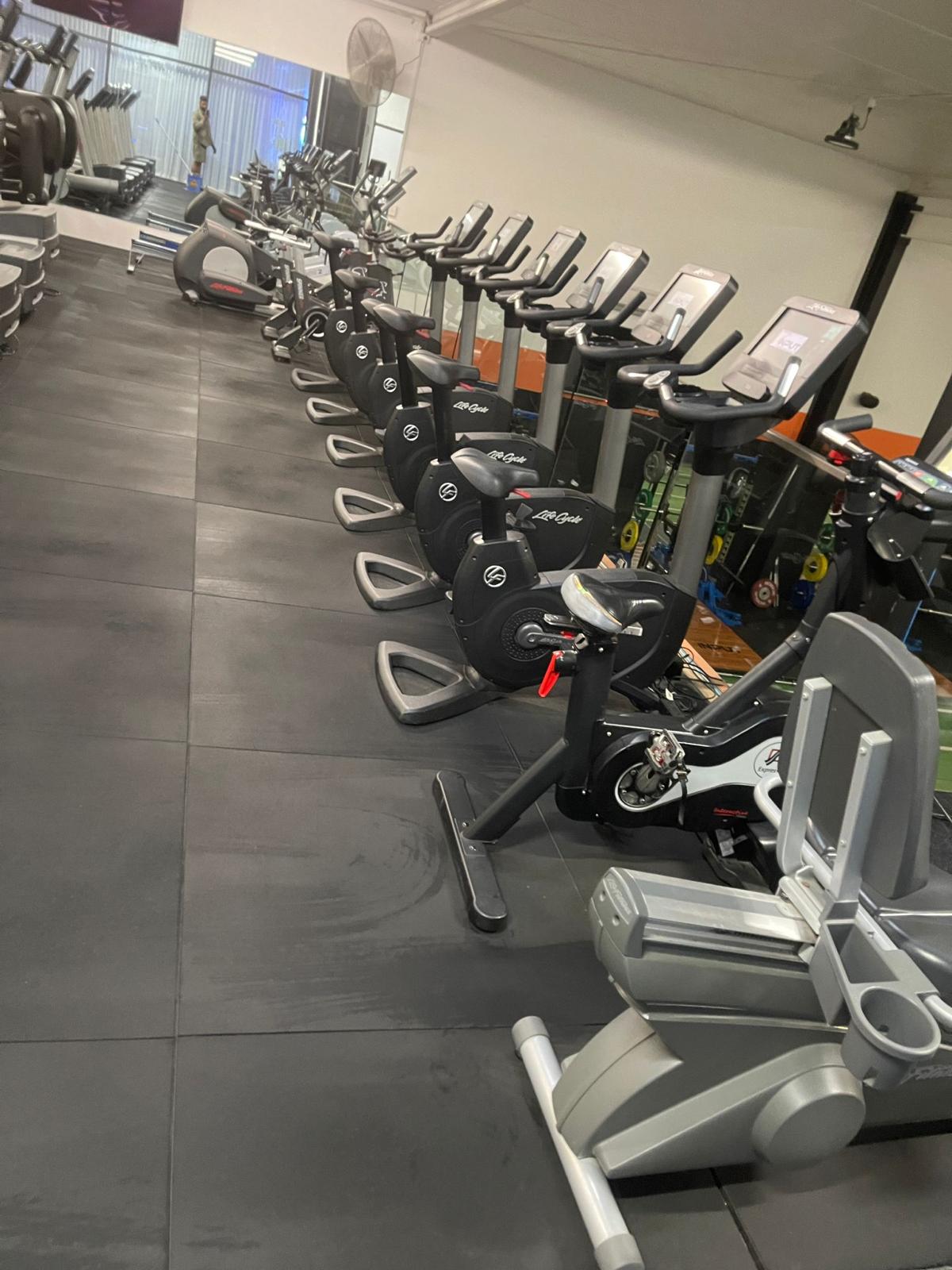 gym-floor-cleaning gym-floor-cleaning